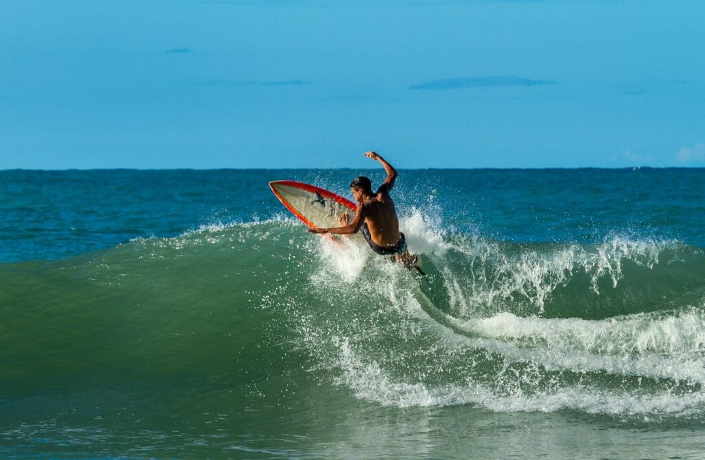 surfer na vlne
