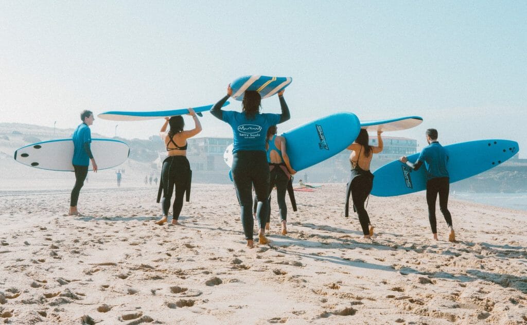 skupina surferov