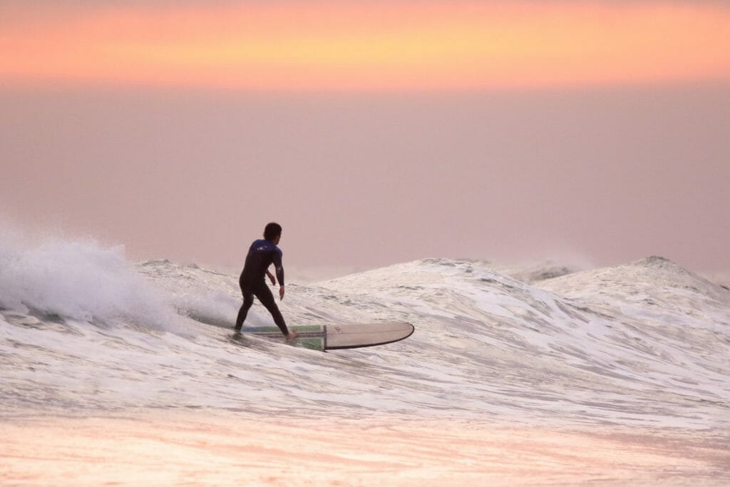 Surfer na vlne